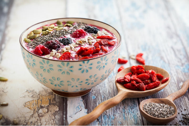 healthy breakfast bowl smoothie